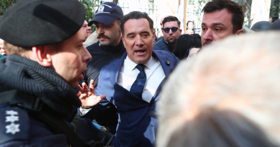 Επεισόδια στο νοσοκομείο Νίκαιας κατά την επίσκεψη Γεωργιάδη [βίντεο]